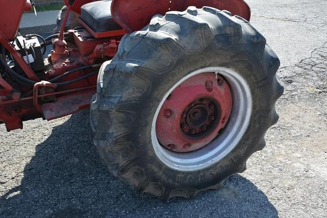 Image of International Harvester 300 equipment image 2