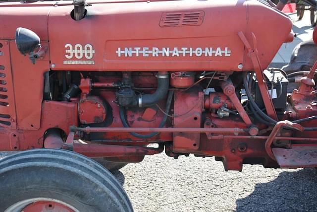 Image of International Harvester 300 equipment image 1