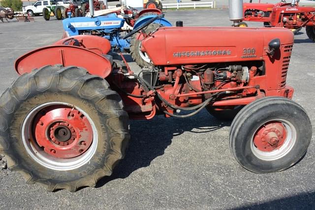 Image of International Harvester 300 equipment image 4