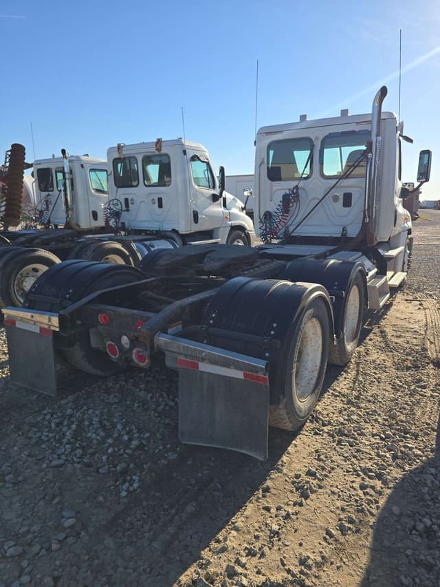Image of Freightliner Cascadia 125 equipment image 3