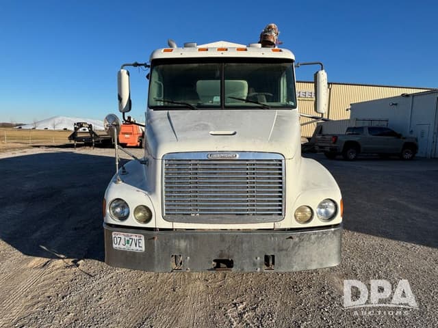 Image of Freightliner Century Class S/T equipment image 2