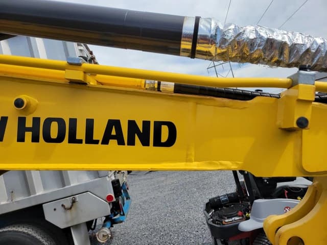 Image of New Holland E26C equipment image 4