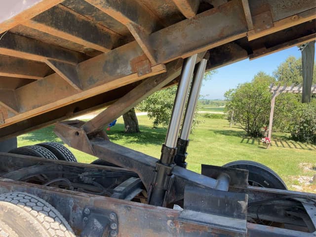 Image of Ford L9000 equipment image 2