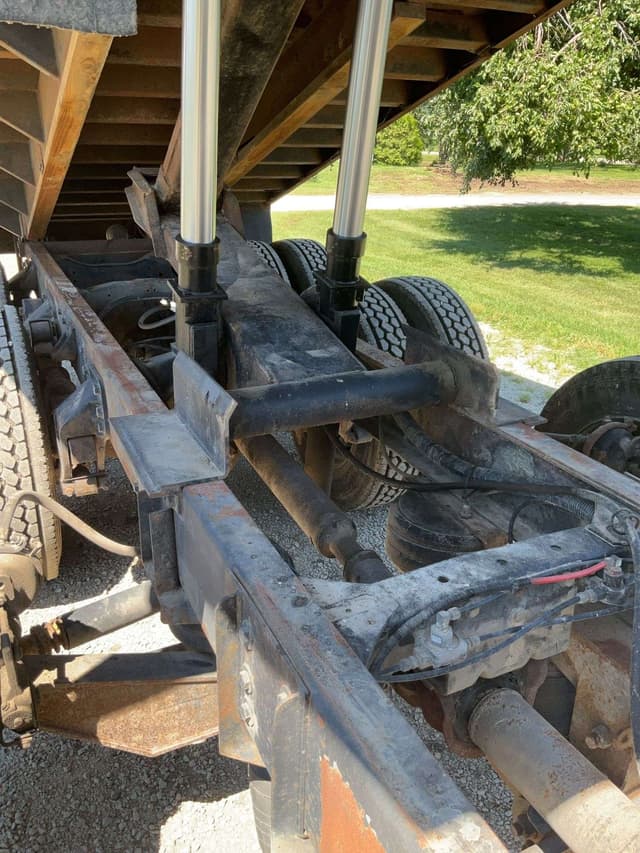 Image of Ford L9000 equipment image 4