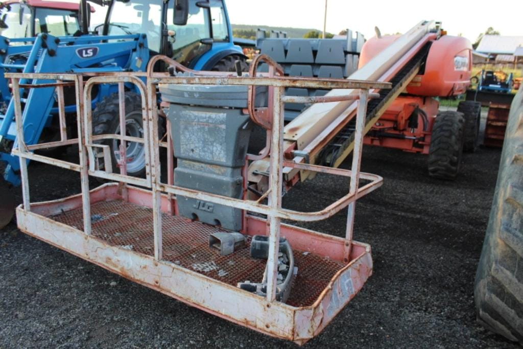 2003 JLG 600S Equipment Image0