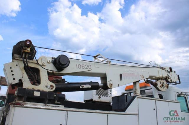 Image of Peterbilt 335 equipment image 3