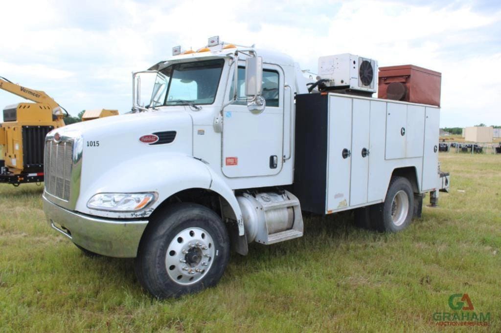 2009 Peterbilt 335 Equipment Image0