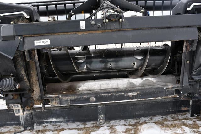 Image of MacDon FD75S equipment image 4