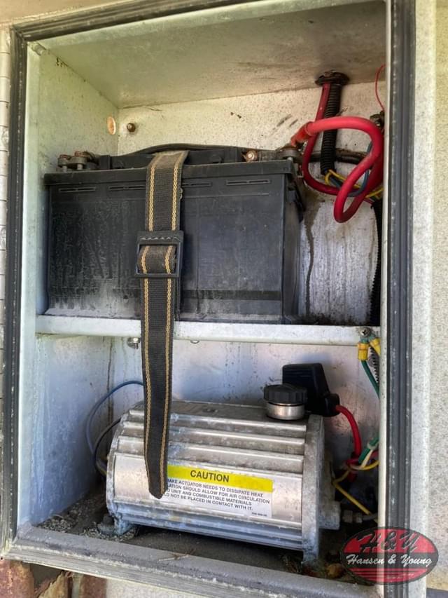 Image of Featherlite 8120 equipment image 4