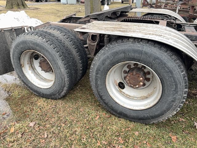 Image of International 9400 equipment image 4