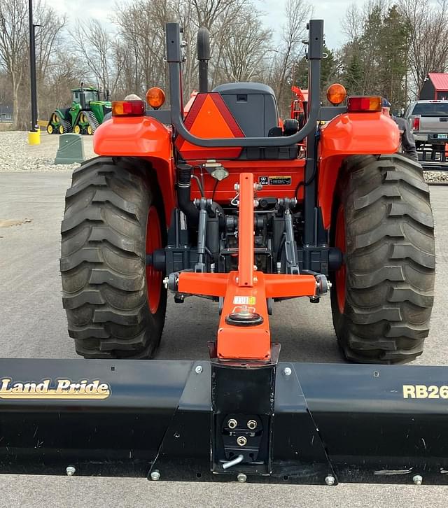 Image of Kubota M7060 equipment image 3
