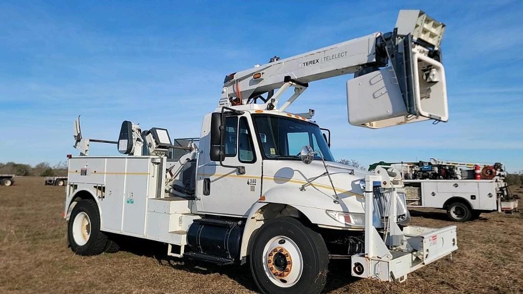 2005 International 4300 Equipment Image0