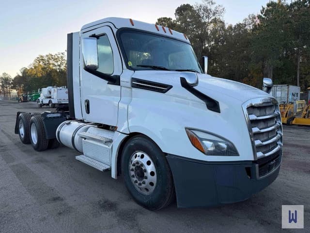 Image of Freightliner Cascadia 126 equipment image 2