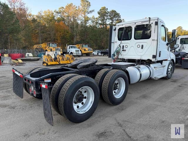 Image of Freightliner Cascadia 126 equipment image 3