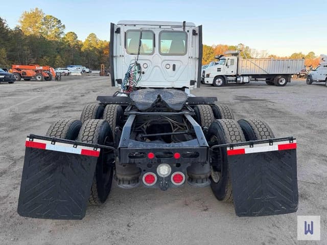 Image of Freightliner Cascadia 126 equipment image 4