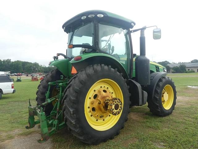 Image of John Deere 8260R equipment image 2
