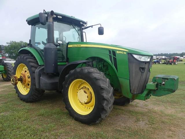 Image of John Deere 8260R equipment image 1