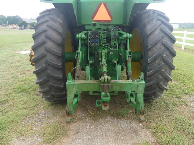 Image of John Deere 8260R equipment image 3