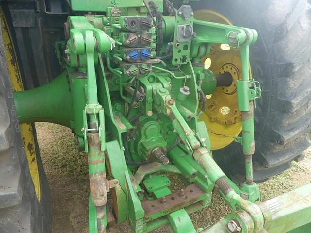 Image of John Deere 8260R equipment image 4