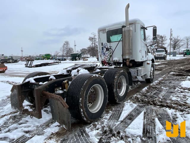 Image of Freightliner Columbia equipment image 4