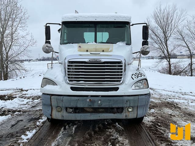 Image of Freightliner Columbia equipment image 1