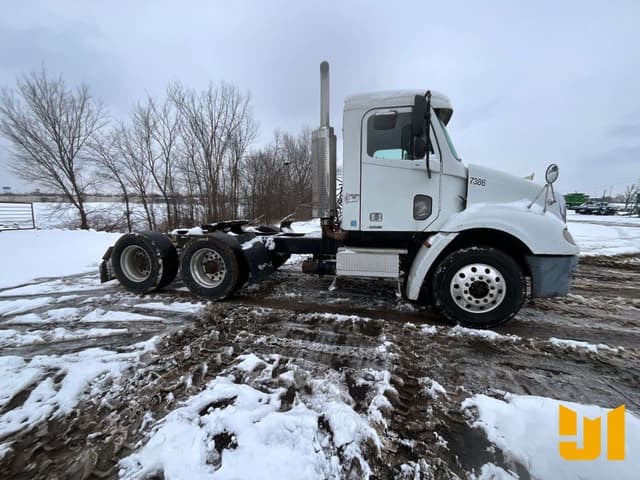 Image of Freightliner Columbia equipment image 3