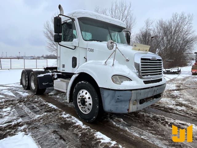 Image of Freightliner Columbia equipment image 2