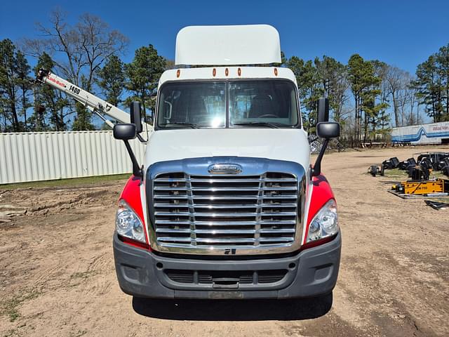 Image of Freightliner Cascadia equipment image 1