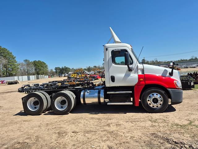 Image of Freightliner Cascadia equipment image 3