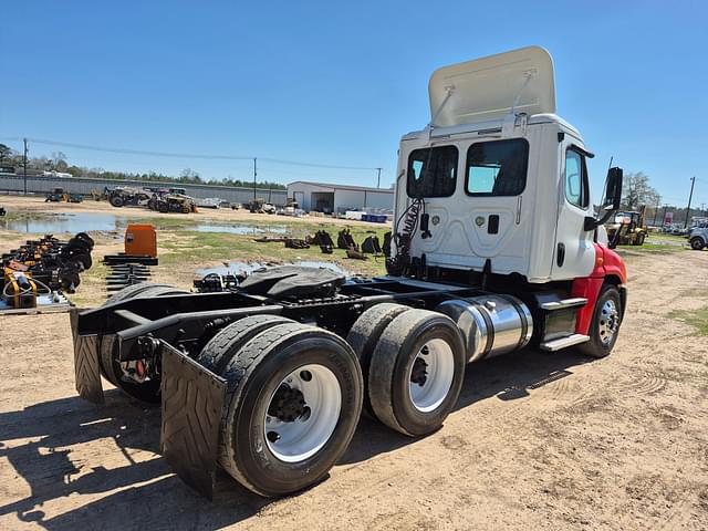 Image of Freightliner Cascadia equipment image 4