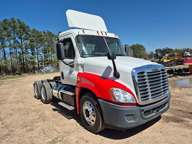 Image of Freightliner Cascadia equipment image 2