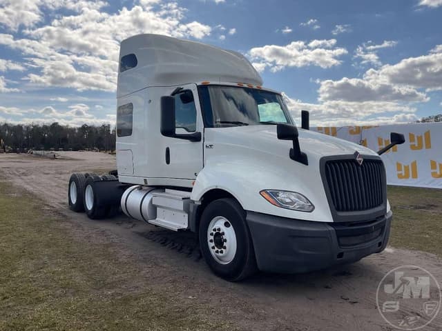 Image of International LT625 equipment image 2