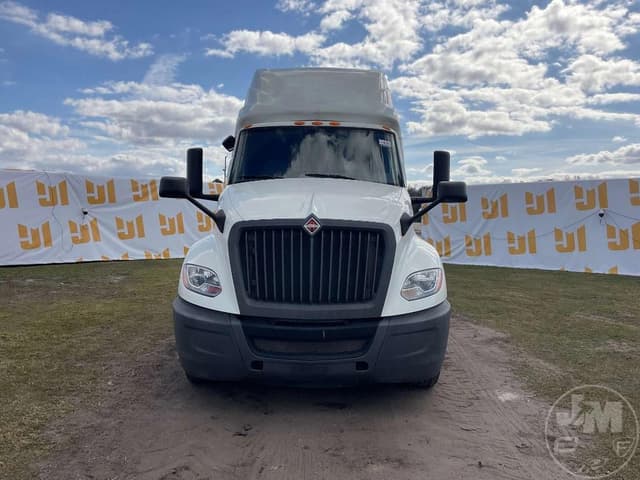 Image of International LT625 equipment image 1