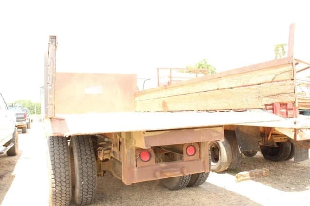 Image of Ford 700 equipment image 2