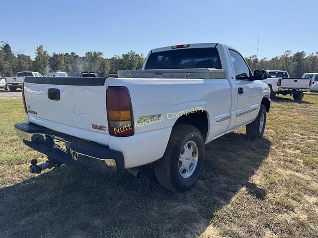 Image of GMC Sierra 1500 equipment image 4