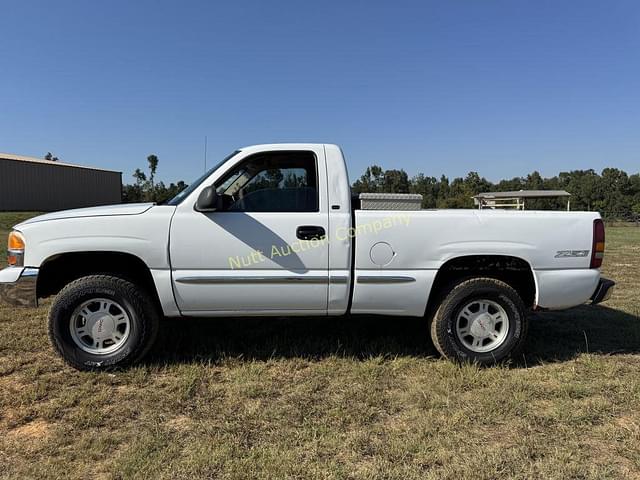 Image of GMC Sierra 1500 equipment image 1