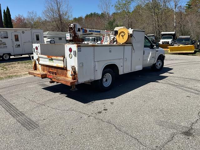 Image of Ford F-350 equipment image 4
