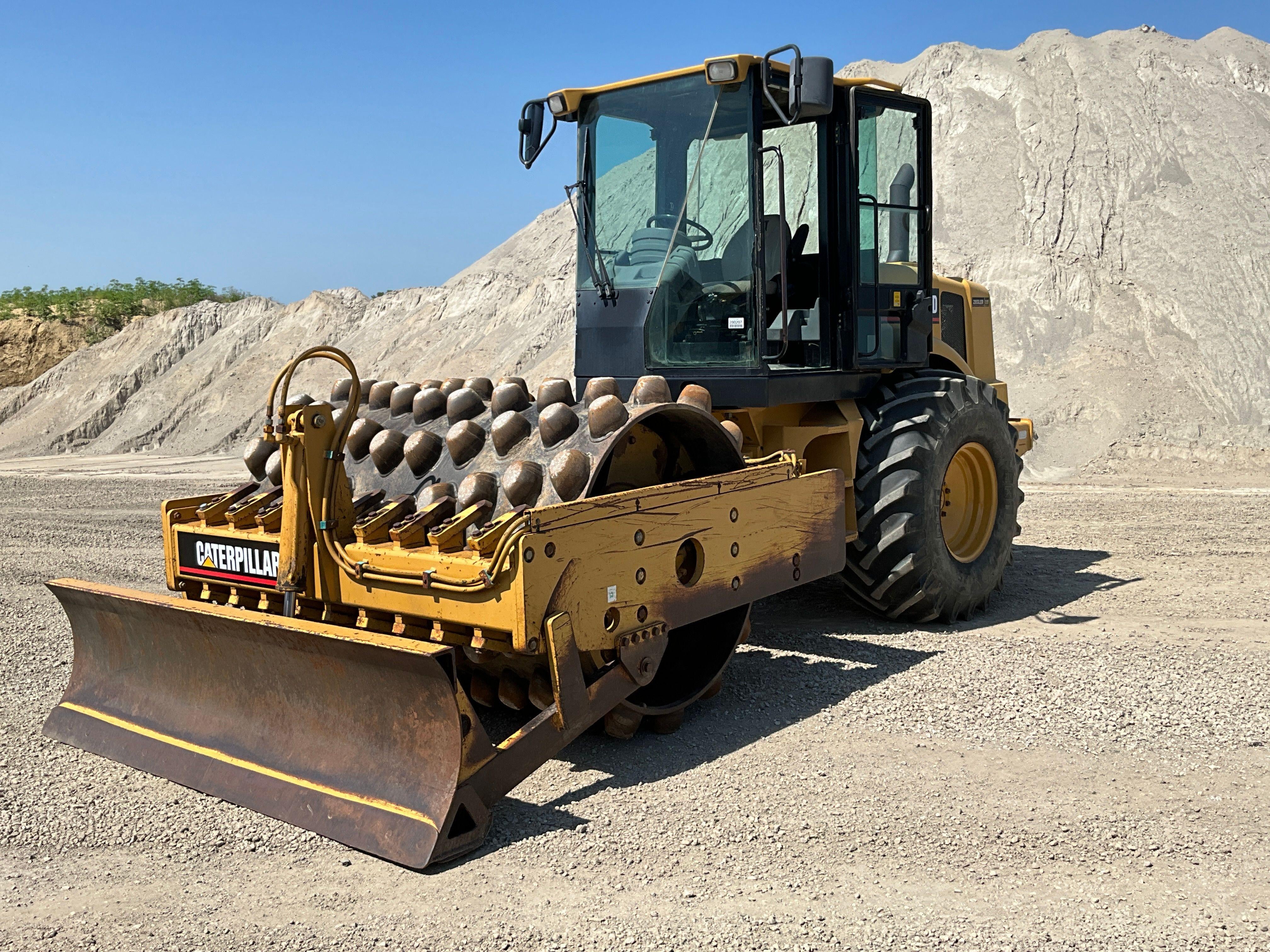 SOLD - 2001 Caterpillar CP-563D Lot No. 145235 Construction with 4,719 ...