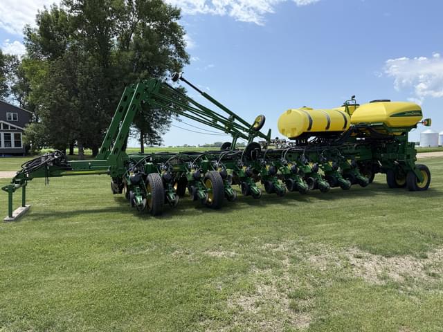 Image of John Deere 1770 equipment image 1