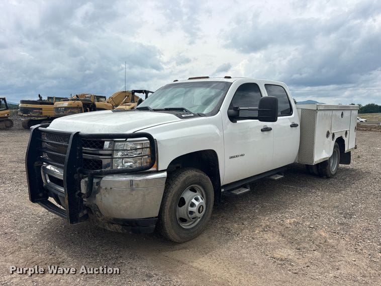 2013 Chevrolet 3500HD Equipment Image0