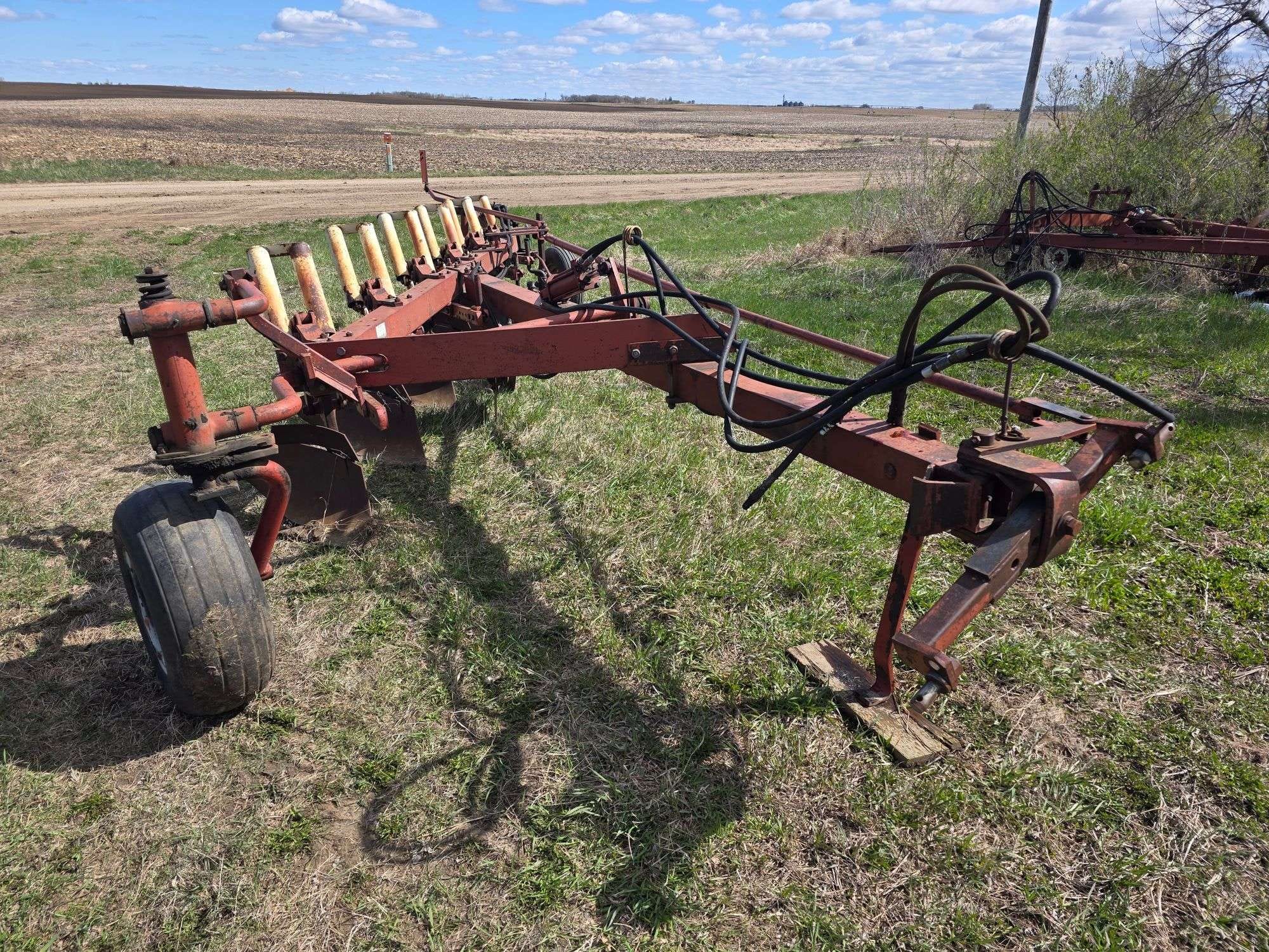 International Harvester 710 Equipment Image0