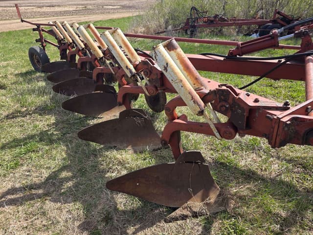 Image of International Harvester 710 equipment image 4