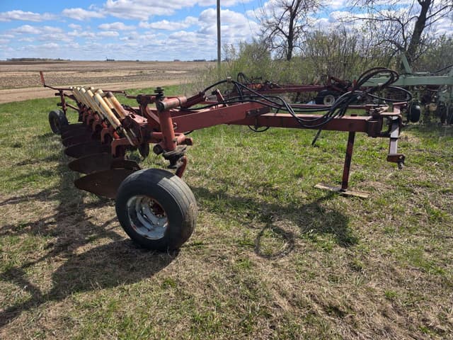 Image of International Harvester 710 equipment image 1