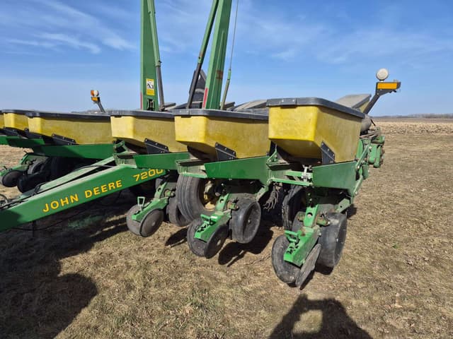 Image of John Deere 7200 equipment image 2