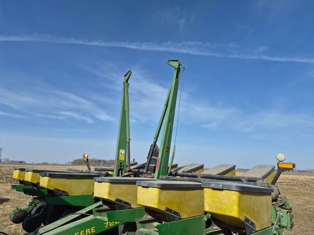 Image of John Deere 7200 equipment image 3