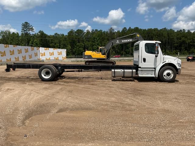 Image of Freightliner M2 equipment image 3