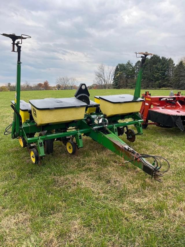 Image of John Deere 7200 equipment image 1