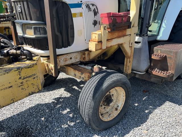 Image of John Deere 6220 equipment image 1