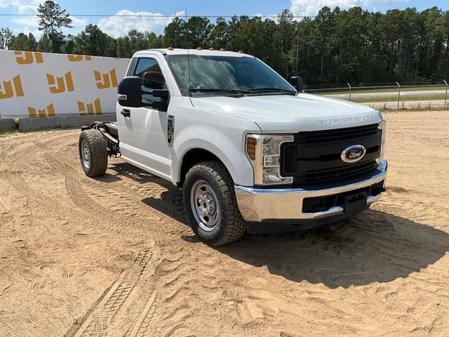 Image of Ford F-350 equipment image 2
