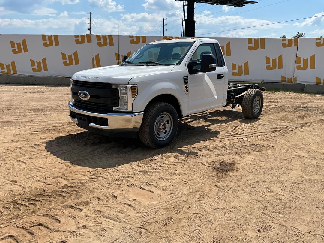 Image of Ford F-350 Primary image